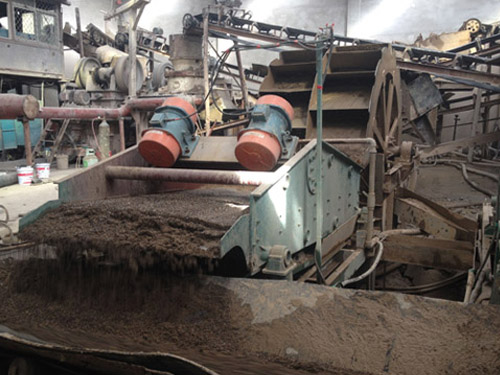 Solid liquid separating equipment for linear dewatering vibrating screen